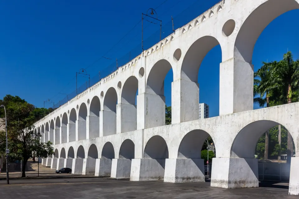 White arches of the Lapa Aqueduct under a clear blue sky in central Rio